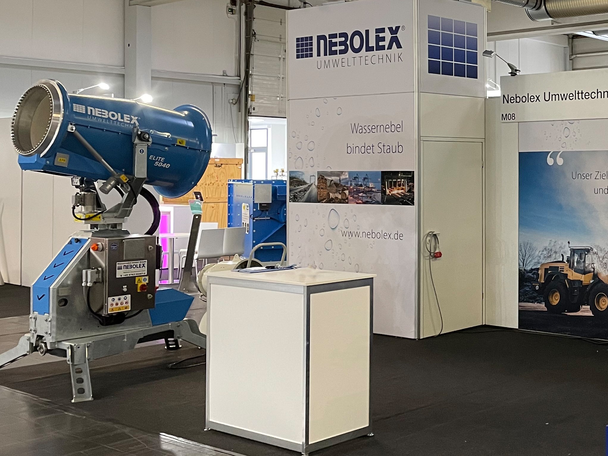 Staubbindemaschine auf dem Messestand der Firma Nebolex Umwelttechnik in München.